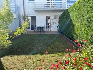 Property grounds - Charming Holiday Home with Garden View, Terrace, Balcony & Parking in Royan (Royan)