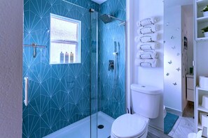 Een douche, een haardroger, handdoeken, zeep