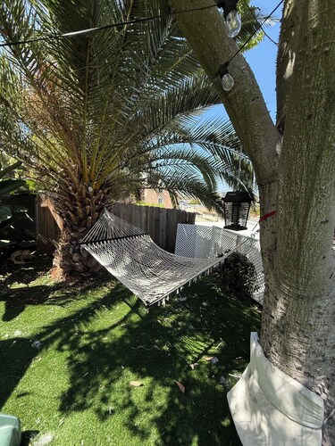 Viva California! Right in the Heart of all the Fun! Firepit, BBQ, walk to eats