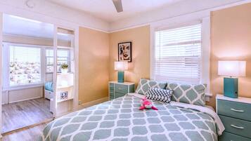 2 habitaciones, escritorio, tabla de planchar con plancha y cunas