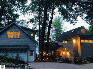 Exterior - Lakefront Bliss: Spacious Home on Lake Ann perfect for Large Family 25 min to TC (Lake Ann)