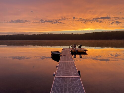 Lakefront Bliss: Spacious Home on Lake Ann perfect for Large Family 25 min to TC