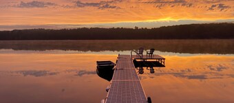 Lakefront Bliss: Spacious Home on Lake Ann perfect for Large Family 25 min to TC