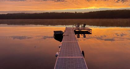 Lakefront Bliss: Spacious Home on Lake Ann perfect for Large Family 25 min to TC