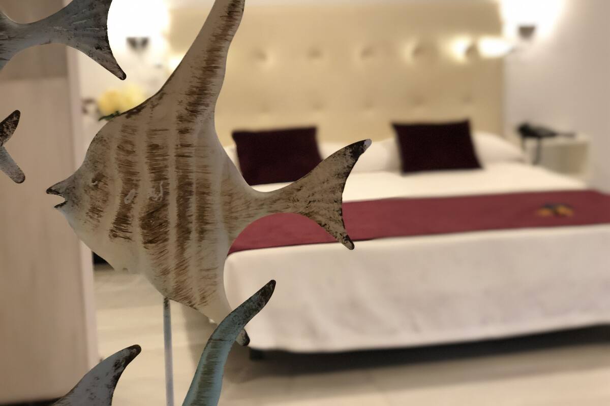 Une chambre à coucher avec un lit, des oreillers et une table de chevet.