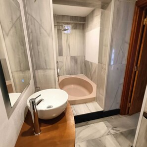 Quarto casal básico | Banheiro | Toalhas de banho 