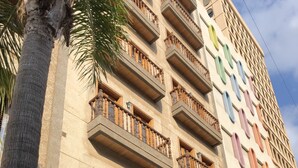 Un hôtel doté de nombreux balcons, une enseigne indiquant qu’il s’agit de l’hôtel Oceano Centro, et une entrée bien visible.
