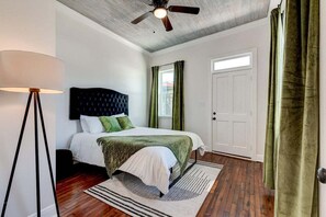 3 bedrooms, desk, iron/ironing board, travel crib