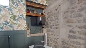 Un bagno dal design moderno, con un mobile lavabo bianco, un ampio specchio e una zona doccia.