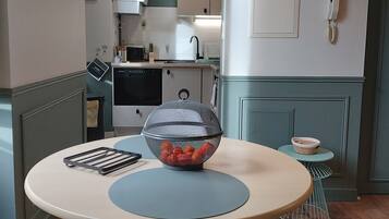 Réfrigérateur, micro-ondes, four, plaque de cuisson