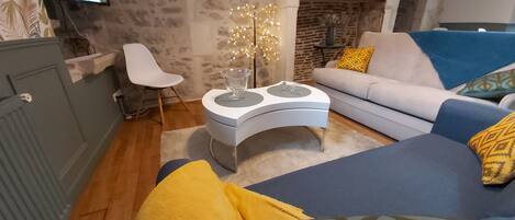 Een televisie, boeken en een kantoor