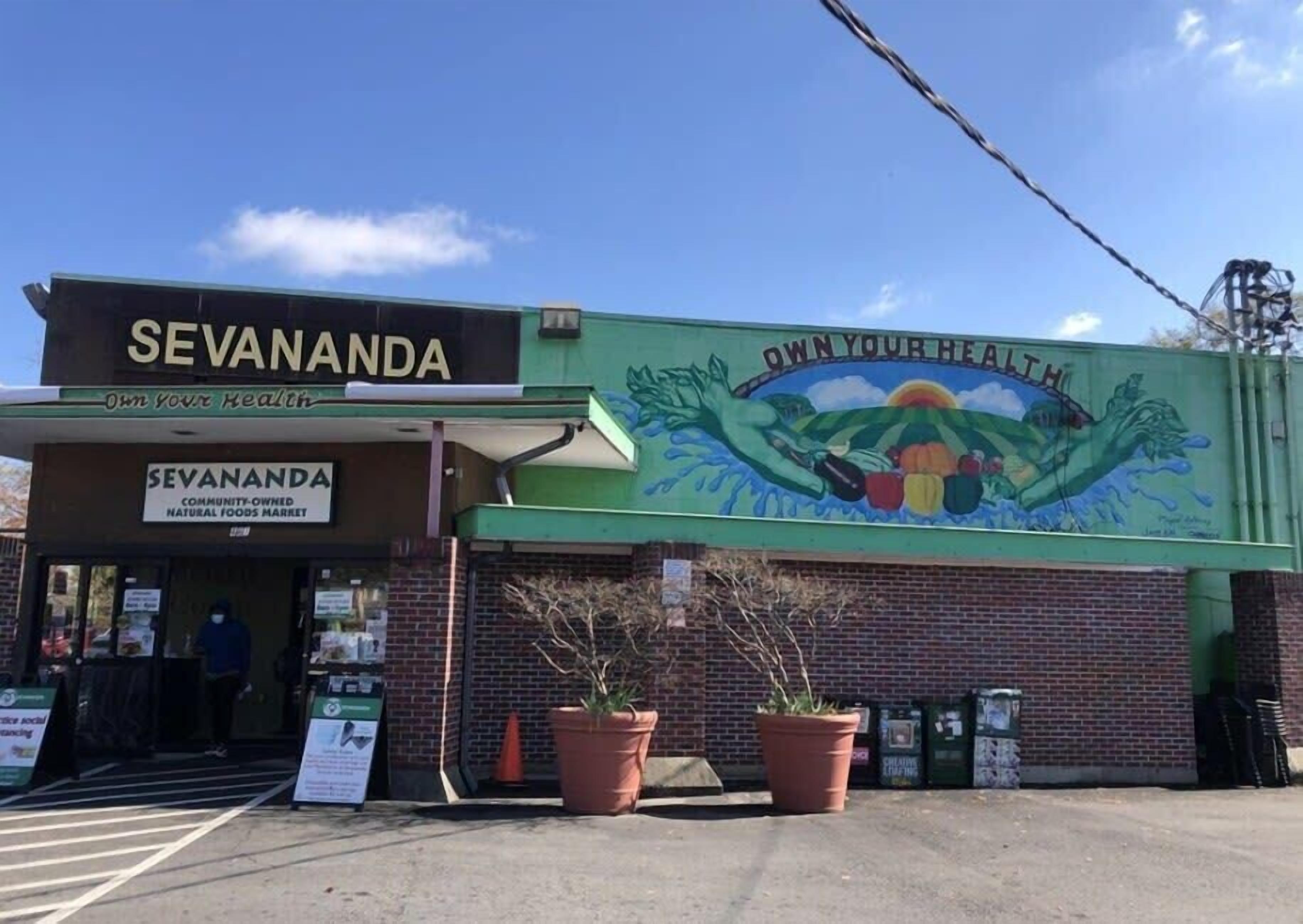 Un marché de produits naturels appartenant à la communauté, appelé Sevananda, et orné d’une fresque murale faisant la promotion de la santé.