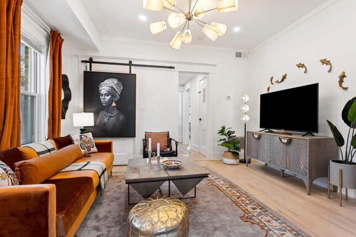 Una sala de estar moderna con un sofá, una mesa de centro y una televisión.