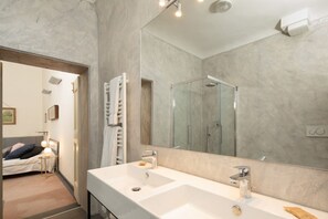 Ducha, secador de pelo, bidé y toallas