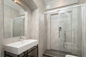 Doccia, asciugacapelli, bidet, asciugamani