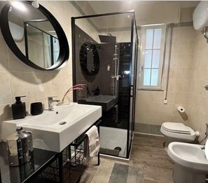 Doccia, asciugacapelli, bidet, asciugamani