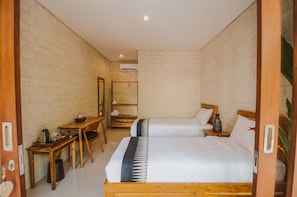 Desk, WiFi, bed sheets - The Lokal Penida (Penida Island)