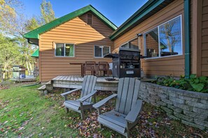 Outdoor dining - Powell Lake 'UP Badger Lodge BnB' w/ Shared Dock (Wetmore)