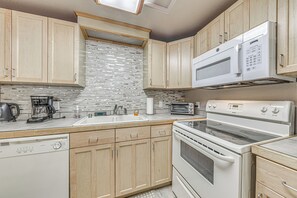 Kylskåp, mikrovågsugn, spishäll och diskmaskin