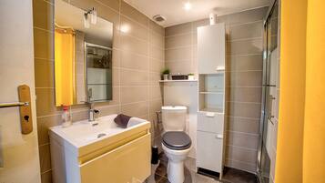 Douche, sĂšche-cheveux, serviettes fournies, papier toilette