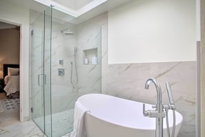 Kostenlose Toilettenartikel, Haartrockner, Handtücher