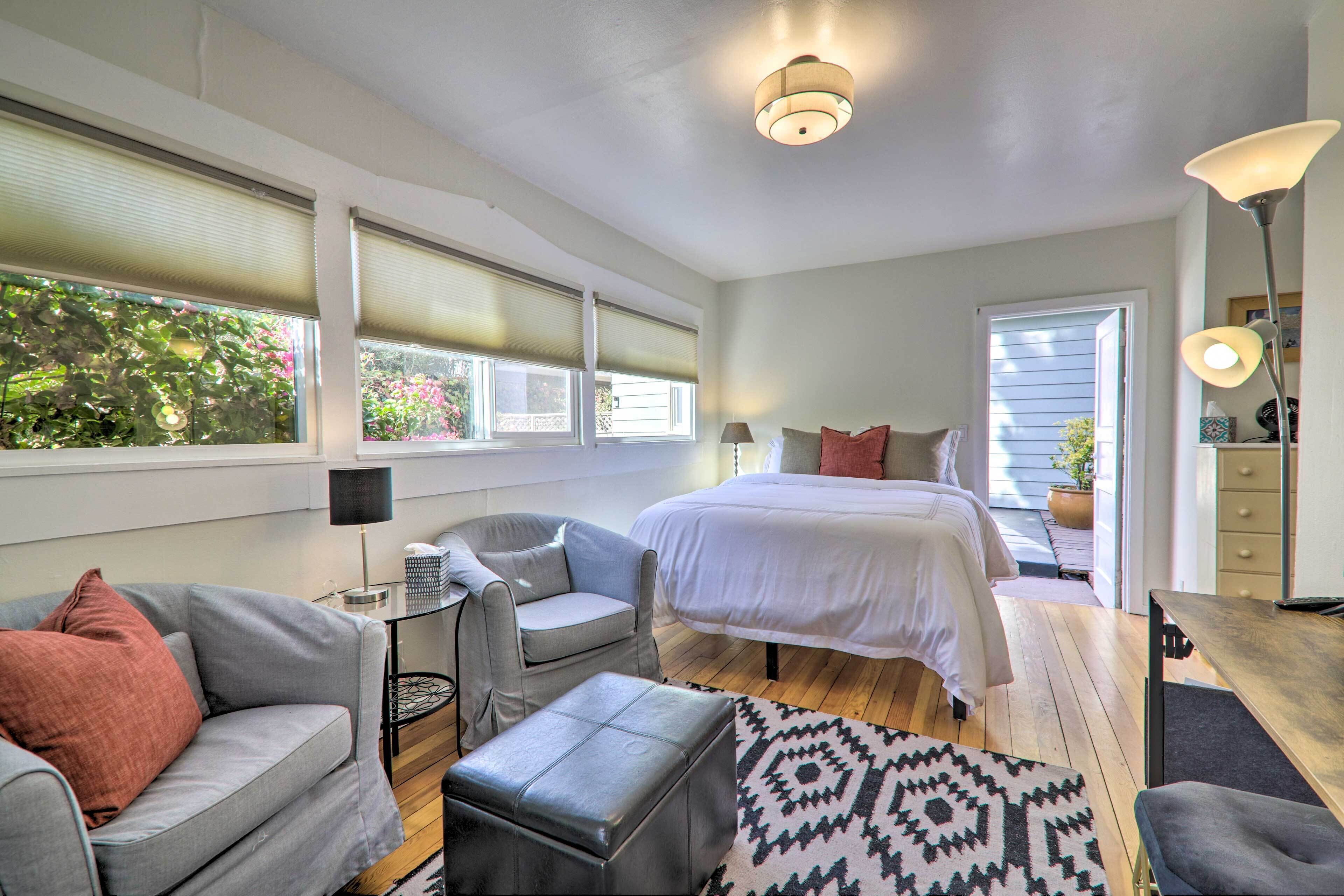 Studio w/ Shared Deck & Yard - Near Stanford!