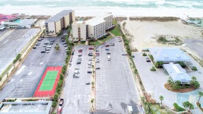 Un hôtel situé en bord de mer, doté de plusieurs parkings, d’un terrain de sport et offrant une vue sur la plage.