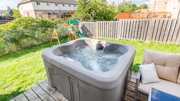 Family Townhome, 3 Bedrooms, Hot Tub | Jetted bathtub