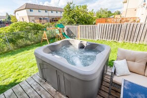 Family Townhome, 3 Bedrooms, Hot Tub | Jetted tub