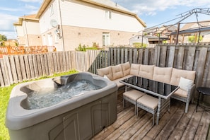 Family Townhome, 3 Bedrooms, Hot Tub | Jetted tub