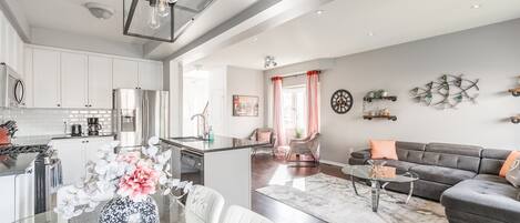 Family Townhome, 3 Bedrooms, Hot Tub | Living area | 43-inch flat-screen TV with cable channels, TV, Netflix