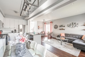 Family Townhome, 3 Bedrooms, Hot Tub | Living area