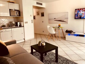 TV - UNIQUE: STUDIO + TERRACE IN THE HEART OF CANNES & BEACHES (Cannes)