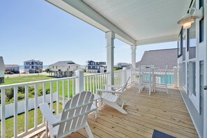 Property grounds - 5BR/3.5BA - 3rd Row, Walk to Beach & Shops, Sleeps 17 (Oak Island)