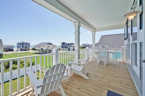 Property grounds - Experience beachside bliss at 'Seas the Day' in Oak Island, spacious for 17! (Oak Island)
