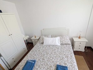 2 makuuhuonetta, silitysrauta/-lauta, Wi-Fi, vuodevaatteet