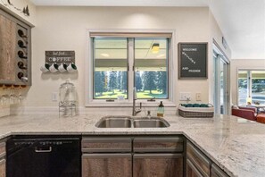 Interior - Get Lost Guest House - Sweeping Views of Fairways (Leavenworth)