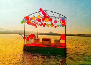 Middag serveres, lokale retter