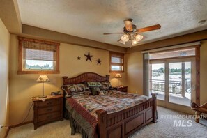 5 slaapkamers, een bureau, een strijkplank/strijkijzer, reisbedje