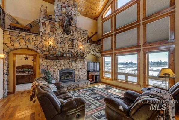 Smart TV, fireplace, ping pong