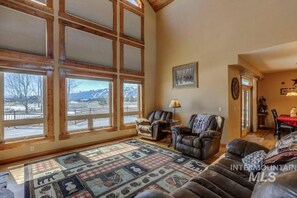 Een smart-tv, een open haard en een tafeltennistafel