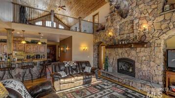 Smart TV, caminetto, tavolo da ping pong