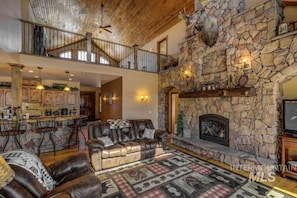 Smart TV, fireplace, ping pong