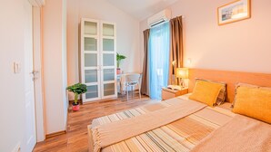 Une chambre d’hôtel avec un lit, une table de chevet, une lampe et une vue sur l’extérieur par une fenêtre.