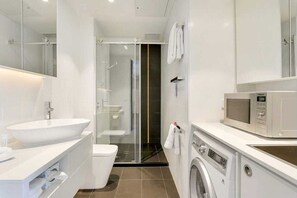 Combined shower/bathtub, hair dryer, towels, soap - Luxury 2 Bedroom Suite near Adelaide (Walkerville)