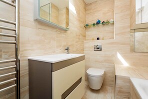 Bathtub, hair dryer, towels - Clareville Classic, by Veeve (London)