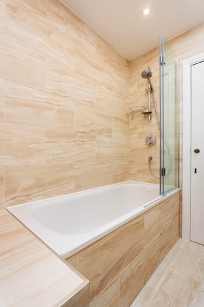 Bathtub, hair dryer, towels - Clareville Classic, by Veeve (London)