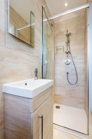 Badewanne, Haartrockner, Handtücher