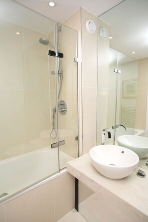 Bathtub, hair dryer, towels - Modern Edwardian, by Veeve (London)