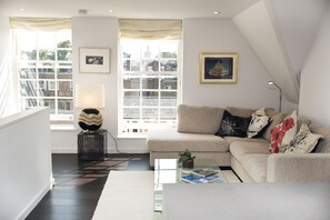 TV - Modern Edwardian, by Veeve (London)